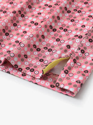 Hem slit detail of MAELREG Performance Jersey Print Polo in Pink Donut – comfort & movement