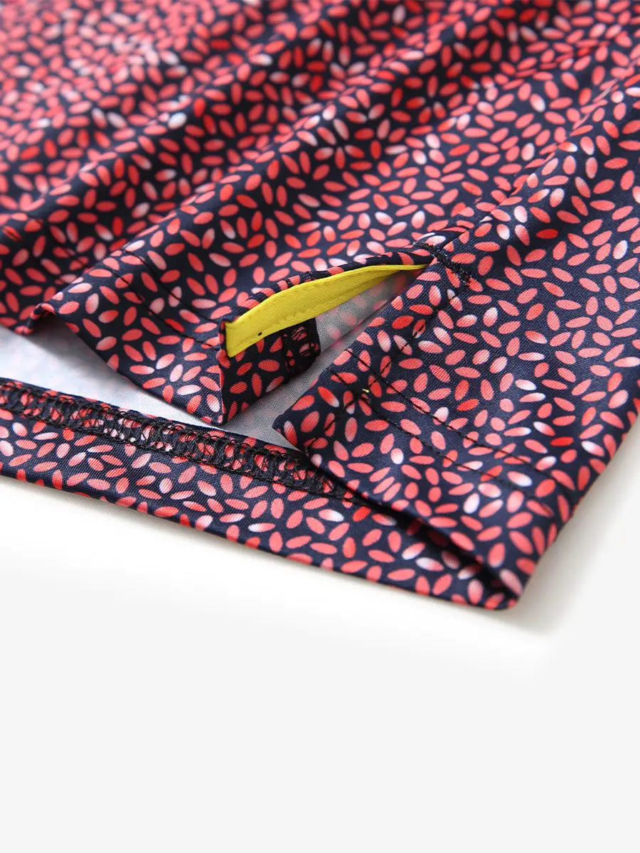 MAELREG's hem slit detail showcases the SCARLET OVAL Polo shirt. Its refined craftsmanship and fabric texture highlight its high quality