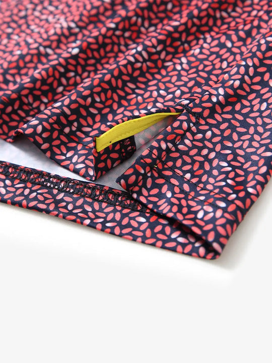 MAELREG's hem slit detail showcases the SCARLET OVAL Polo shirt. Its refined craftsmanship and fabric texture highlight its high quality