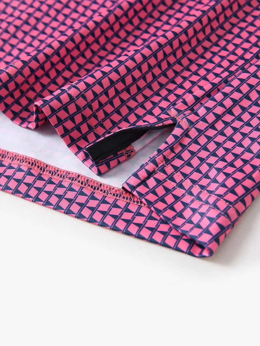 MAELREG's hem slit detail showcases the SORBET FLAGPOLE Polo shirt. Its refined craftsmanship and fabric texture highlight its high quality